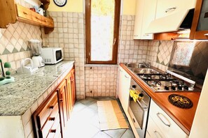 Een koelkast, een magnetron, een oven, een kookplaat