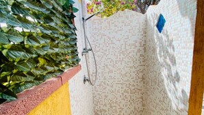 A small, enclosed shower area with tiled walls and a showerhead. - Appartamenti San Teodoro IV con BBQ, A/C e WIFI (San Teodoro)