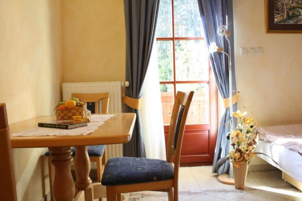 Classic Studio | Laptop workspace, WiFi (free), bed sheets