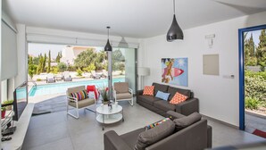 Villa, 5 habitaciones, piscina privada, vistas al jardín | Zona de estar