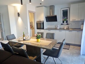 ثلاجة، ميكروويف، موقد طهي مسطح، غسالة أطباق