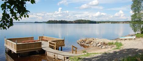 Plage privĂ©e, navigation en bateau Ă moteur, canoĂ«, pĂȘche sur place