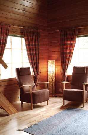 Cottage, sauna (99m2) | Woonruimte | Een 50-inch flatscreentelevisie met satellietzenders en televisie