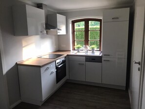 Een koelkast, een magnetron, een kookplaat, een vaatwasser