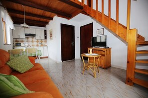 Gallery-Apartment | Wohnbereich | 34-Zoll-LED-Fernseher mit Satellitenempfang, Fernseher