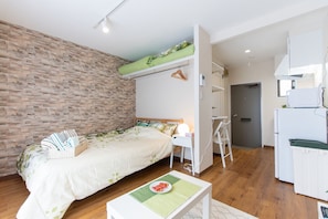 1 habitación, muebles diferentes y tabla de planchar con plancha 