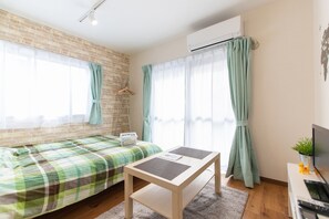 1 habitación, muebles diferentes y tabla de planchar con plancha 