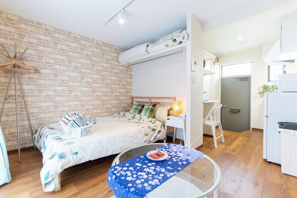 Departamento (103) | 1 habitación, muebles diferentes y tabla de planchar con plancha 