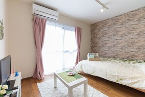 1 habitación, muebles diferentes y tabla de planchar con plancha 