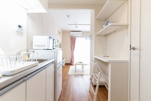Apartment (202) | Private kitchenette | Fridge, microwave, stovetop, electric kettle - NOMAD Confrer (Tokorozawa)
