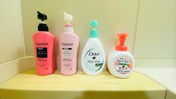 Apartamento (101) | Baño | Ducha y bañera combinadas y bañera profunda