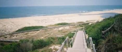 In Strandnähe, weißer Sandstrand, 10 Strandbars