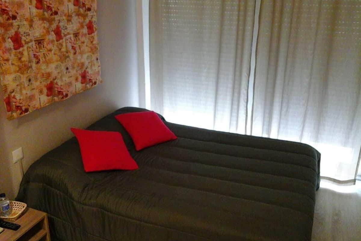 Soundproofing, free WiFi, bed sheets