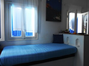 Apartment, 1 Bedroom, Balcony, Garden View | Living area | Books