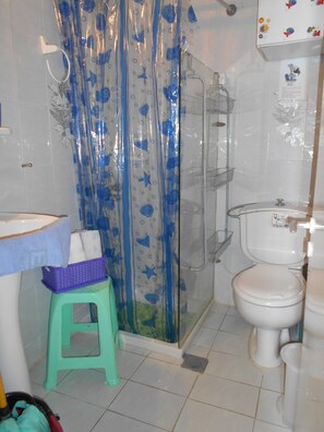 Apartment, 1 Bedroom, Balcony, Garden View | Bathroom amenities