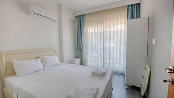 Deluxe Condo, 1 Bedroom | Desk, laptop workspace, soundproofing, free cribs/infant beds