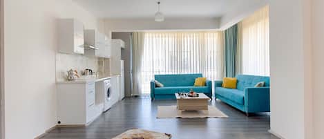 Appartamento Deluxe, 3 camere da letto | Area soggiorno | TV LCD 102 pollici con canali satellitari, TV