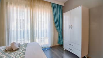 Deluxe Condo, 1 Bedroom | 1 bedroom, desk, laptop workspace, soundproofing