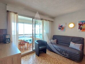 TV - STUDIO + COIN NUIT AVEC PARKING EN BORD DE PLAGE (Sète)