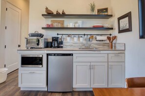 Refrigerador, microondas, cafetera y tetera y tetera eléctrica 