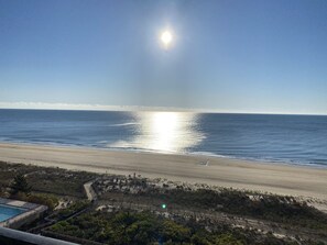 On the beach - Direct Oceanfront Condo remodeled with Breathtaking Views from two private decks (Ocean City)