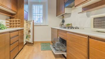 Appartement, 1 slaapkamer | Privékeuken | Een koelkast/vriezer, een magnetron, een vaatwasser, een broodrooster