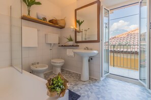 Departamento, 1 habitación | Baño | Tina con regadera, secadora de cabello, bidet, toallas 