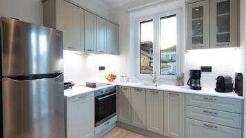 Studio Suite | Private kitchen | Full-size fridge, oven, stovetop, espresso maker