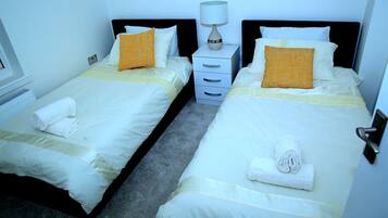 House, 2 Bedrooms, Patio | 2 bilik tidur, seterika/papan seterika, cadar katil