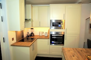 Private kitchen - A Modern, Comfy Newly Remodeled 2bd House (Dagenham)