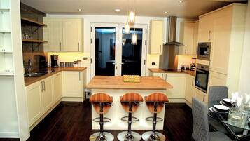 House, 2 Bedrooms, Patio | Private kitchen | Fridge, microwave, dishwasher, electric kettle
