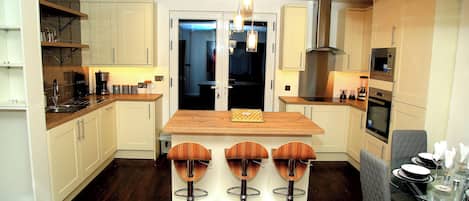 Rumah, 2 kamar tidur, patio | Dapur pribadi | Lemari es, microwave, mesin pencuci piring, dan ketel listrik