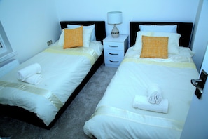 2 bedrooms, iron/ironing board, bed sheets - A Modern, Comfy Newly Remodeled 2bd House (Dagenham)
