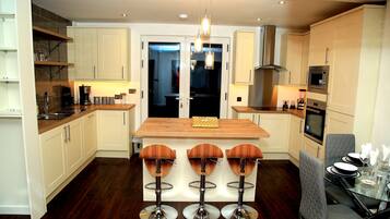 House, 2 Bedrooms, Patio | Private kitchen | Fridge, microwave, dishwasher, electric kettle