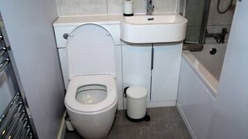 House, 2 Bedrooms, Patio | Bathroom | Free toiletries, hair dryer, towels