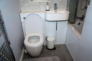 Bathroom - A Modern, Comfy Newly Remodeled 2bd House (Dagenham)