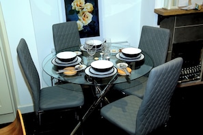 Dining - A Modern, Comfy Newly Remodeled 2bd House (Dagenham)