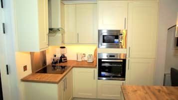 House, 2 Bedrooms, Patio | Private kitchen | Fridge, microwave, dishwasher, electric kettle
