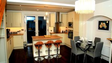 Nhà, 2 phòng ngủ, sân hiên | Khu ăn uống