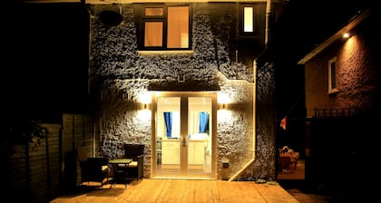 A Modern, Comfy Newly Remodeled 2bd House