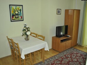 Dining - Apartments "Labinac" Pula- Carlijeva 47-Croatia Apartment II (Pula)