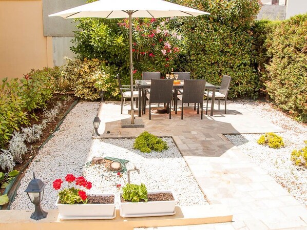 Outdoor dining - Apartments "Labinac" Pula- Carlijeva 47-Croatia Apartment II (Pula)