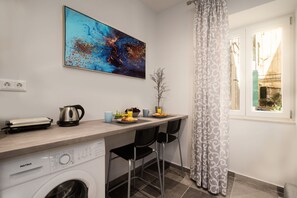 Lägenhet (Serenity) | Eget kök | Kylskåp, mikrovågsugn, spishäll och kaffe- och tebryggare