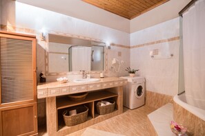 Ducha, artículos de tocador gratuitos, secador de pelo, toallas