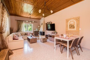 Villa, 3 Schlafzimmer | Wohnbereich | Flachbildfernseher