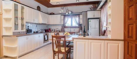Villa, 3 Bedrooms | Private kitchen | Full-size fridge, microwave, oven, stovetop
