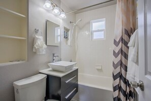 Een douche, een haardroger, handdoeken, shampoo