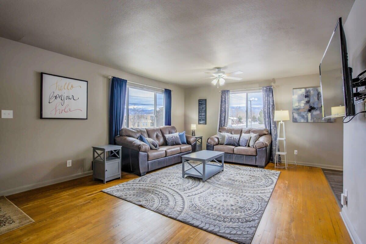 Una televisión, una oficina