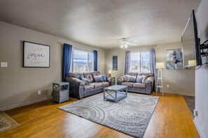 Een televisie en een kantoor