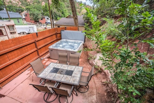 3BR Manitou Springs 2min to Restaurants, Hot Tub!